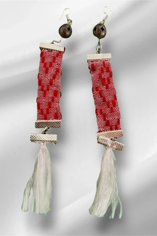 ARETES DE TELAR ARTESANAL CON BORLAS BLANCAS Y VIBRANTES