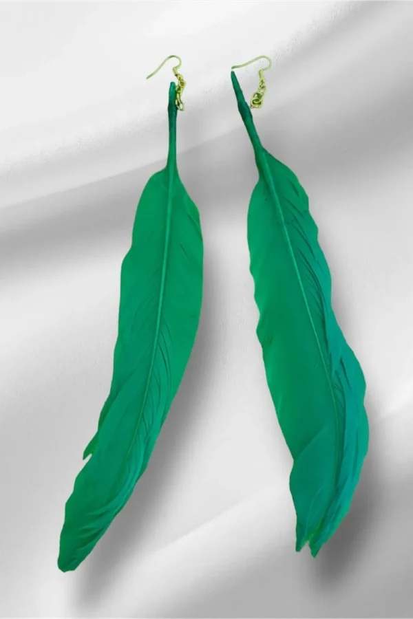 ARETES LARGOS CON PLUMAS VERDES, LIGEROS Y ELEGANTES