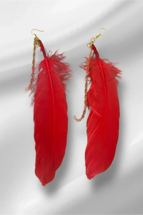 ARETES LARGOS CON PLUMAS ROJAS, LIGEROS Y ELEGANTES