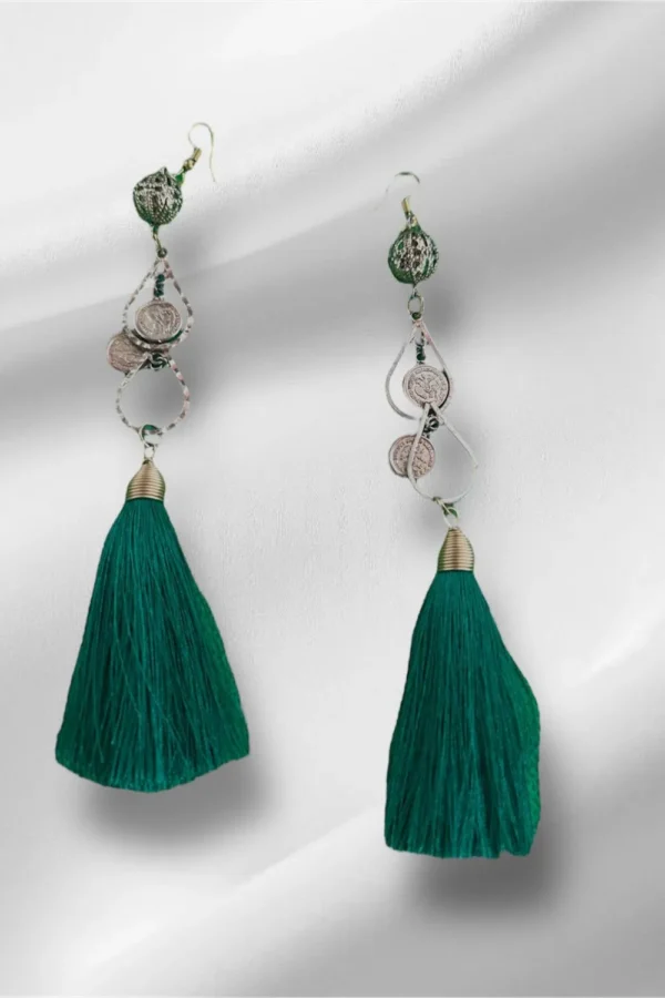Aretes con borlas esmeralda y detalles en espiral