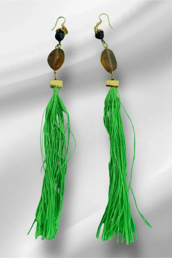 ARETES ELEGANTES CON PIEDRAS E HILOS COLOR VERDE