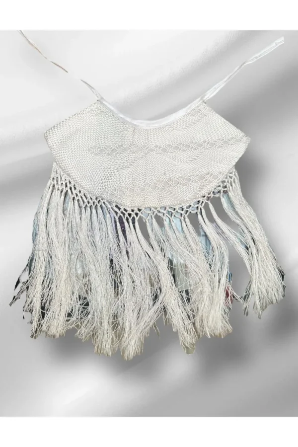 COLLAR DE TELAR CON PATRONES E HILOS ADORNANDO COLOR BLANCO