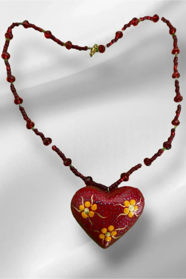 COLLAR COLOR ROJO CON ALEBRIJE DE CORAZÓN PINTADO A MANO