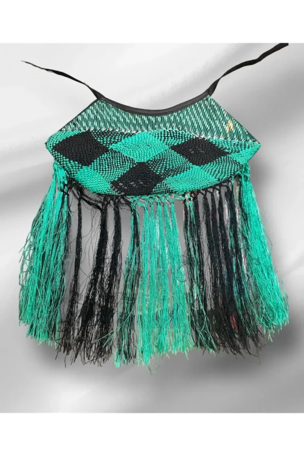 COLLAR DE TELAR CON PATRONES E HILOS ADORNANDO COLOR VERDE Y NEGRO